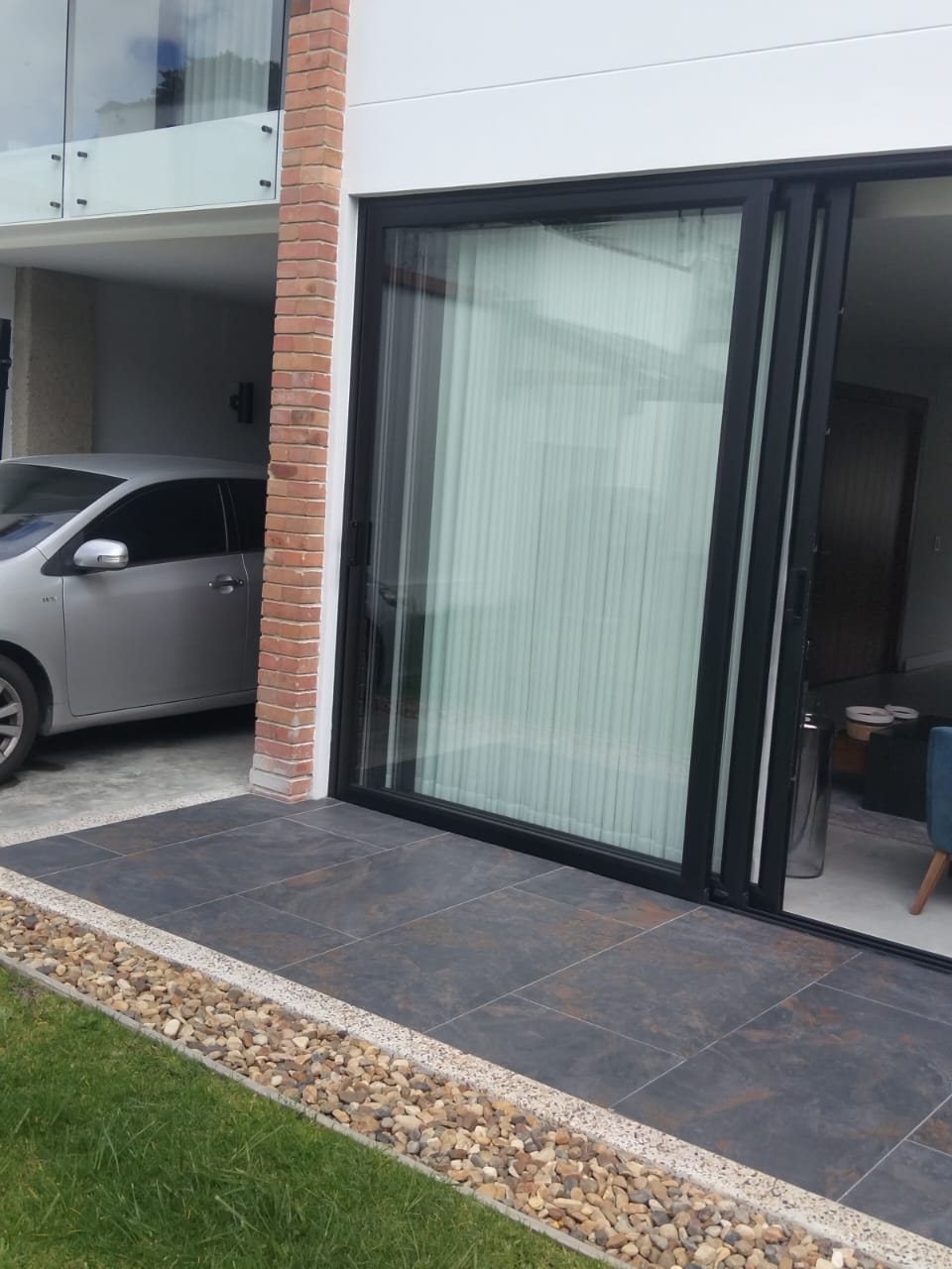 Puerta corrediza grande con terraza en porcelanato