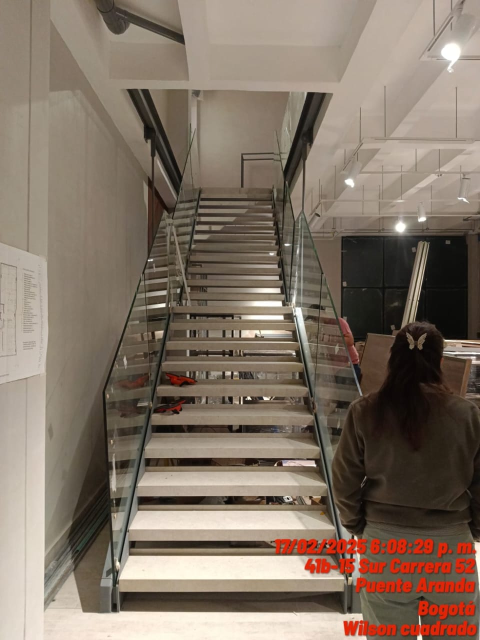 Escalera con baranda de vidrio templado
