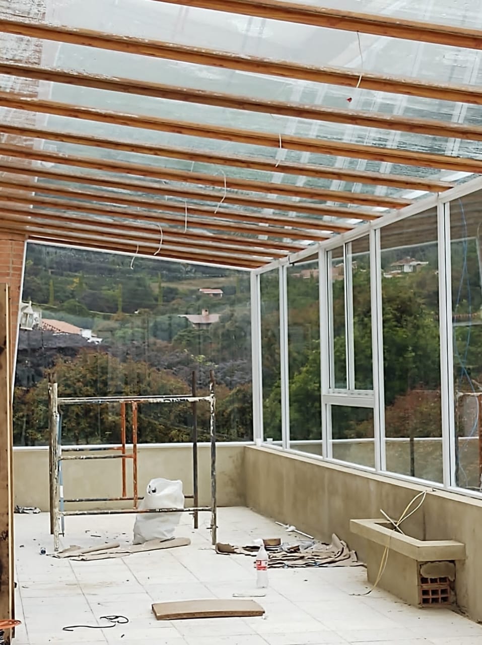 Terraza con techo de vidrio y cerramiento